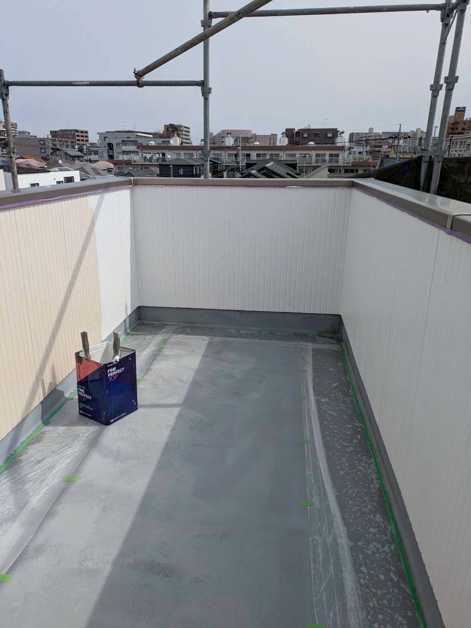 バルコニー外壁も白い塗料で塗り替え